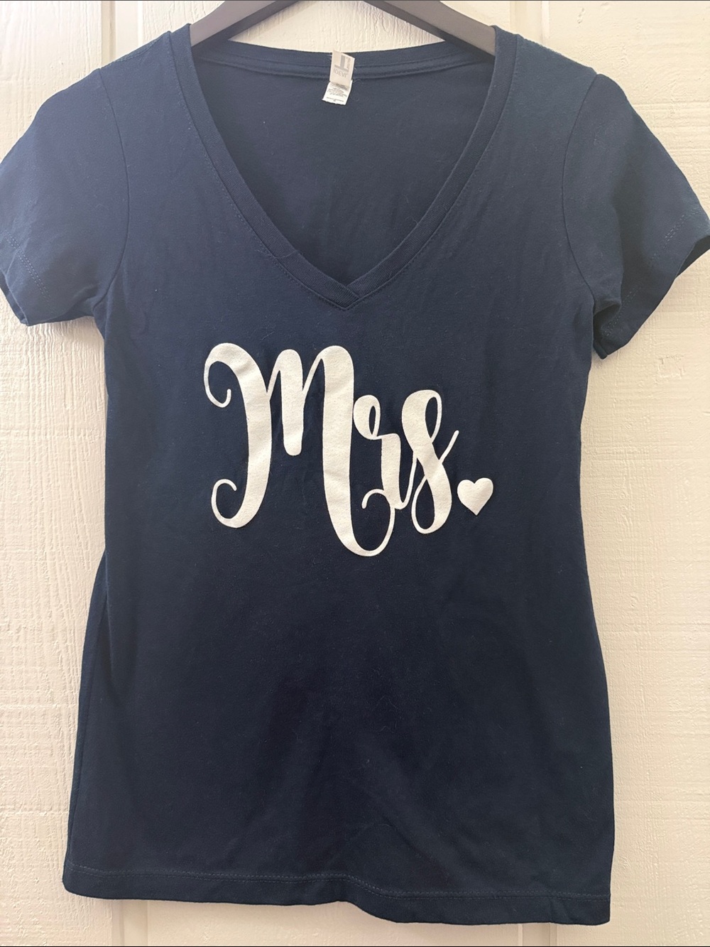 Mrs V-Neck Graphic Tee - Navy Sz small